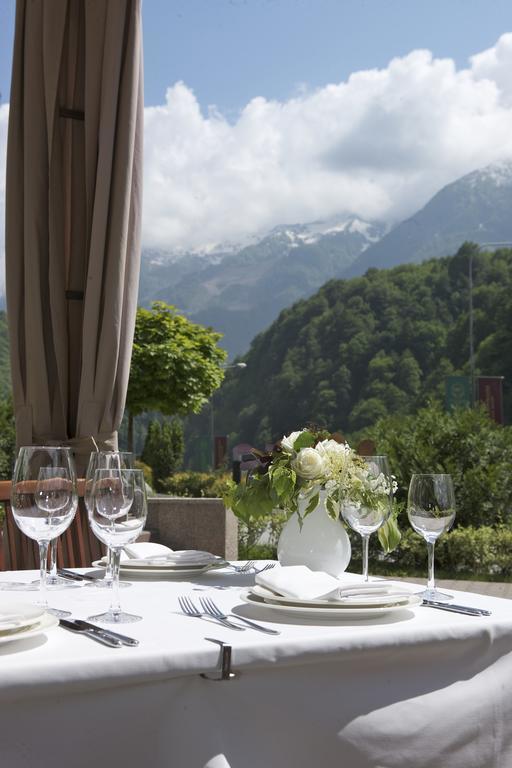 Grand Hotel Polyana Esto-Sadok Exterior foto Terrace at the Hotel Axelmannstein