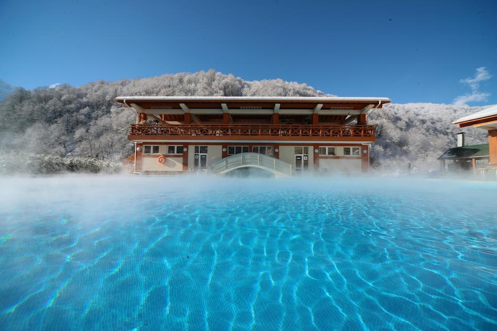 Grand Hotel Polyana Esto-Sadok Exterior foto The outdoor pool