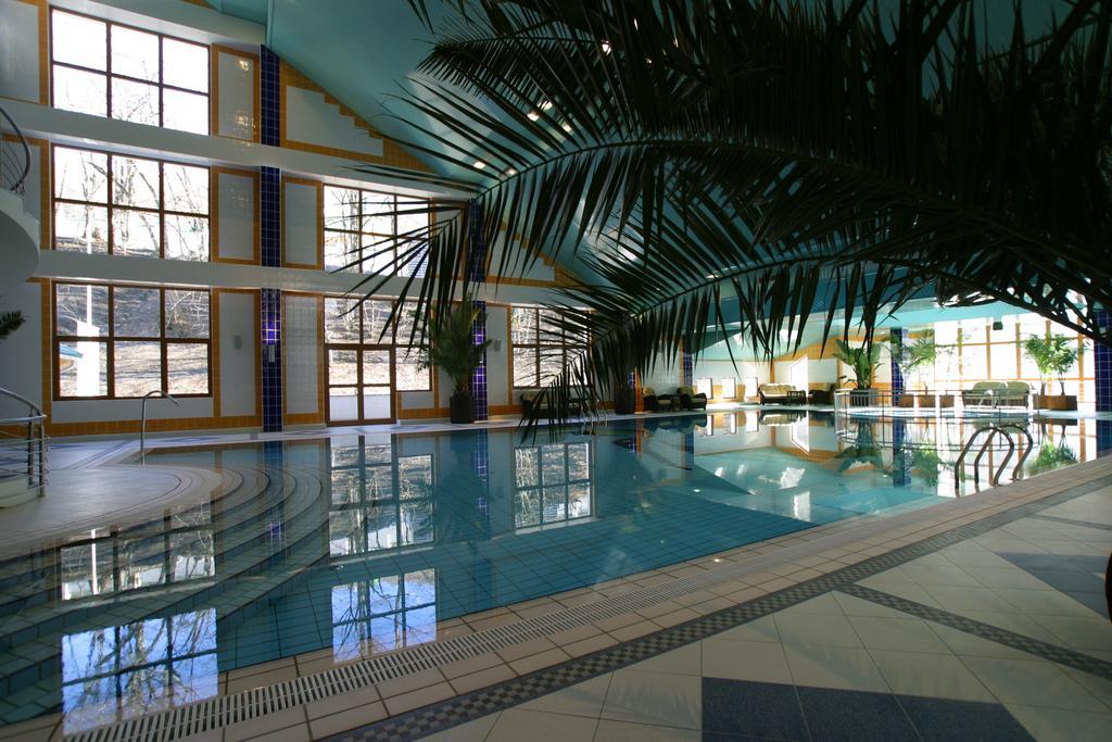 Grand Hotel Polyana Esto-Sadok Exterior foto The swimming pool at the hotel