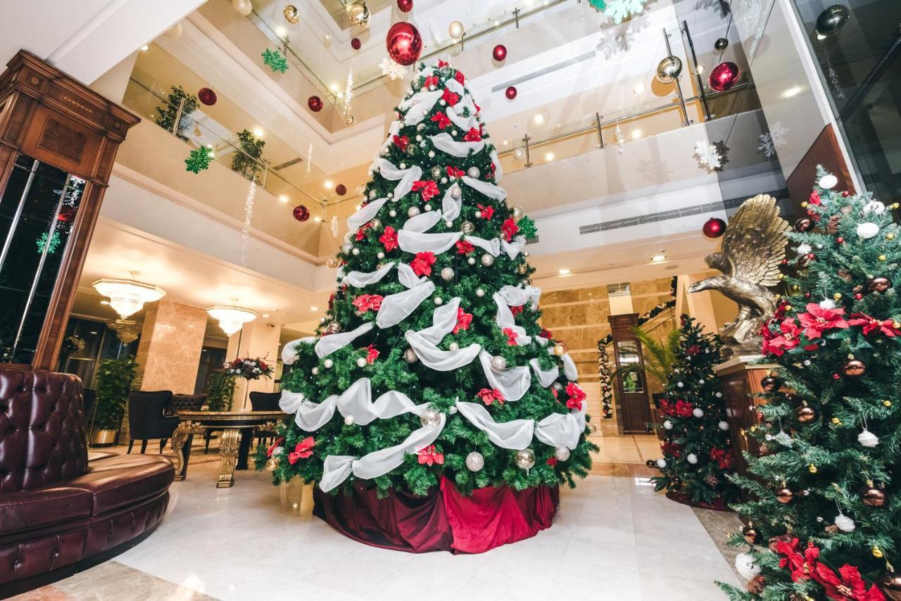 Grand Hotel Polyana Esto-Sadok Exterior foto Christmas tree at the Grand Hyatt Hotel, Mumbai